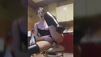 Polonaise Excitée Chevauche Un Gode Sur Une Chaise