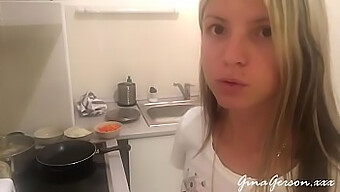 Jovem Loira Russa Cozinha Um Pouco De Borscht