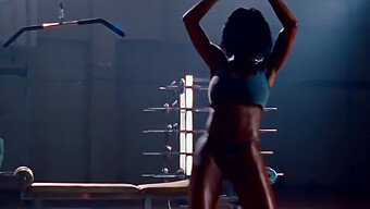 Os Seios Grandes E O Corpo Musculoso De Teyana Taylor Em Um Vídeo De Remix Quente