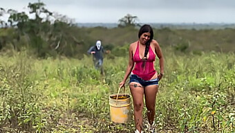 Amateur Latina Stiefmoeder Met Grote Natuurlijke Tieten Masturbeert Voor Halloween