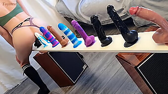 Kecantikan Eropah Menunggang Dildo Untuk Cabaran Baru