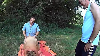 Suzi Ist Eine Unterwürfige Frau, Die Sich Auf Dem Feld Nackt Auszieht Und Harten Sex Genießt.