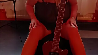 Milf Vestida Con Lencería Se Masturba Con Las Tetas Más Grandes Cerca De La Guitarra