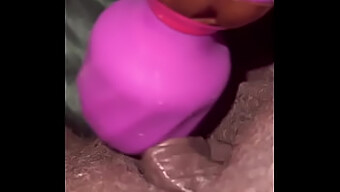 Milaj'S Vibrator Speeltje Laat Haar Grote Natuurlijke Tieten En Clit Zien