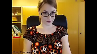 Una Nerd Si Spoglia In Webcam E Mostra Il Suo Corpo