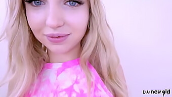 Fantastisk Blond Teenager Giver Et Deepthroat Blowjob Og Bliver Dækket Af Sperm