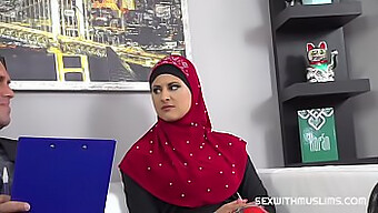 Seksi Hijaber, Cinsel Iyilikler Karşılığında Para Alıyor