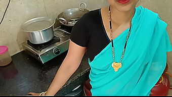 Seorang Ibu Rumah Tangga India Yang Baru Menikah Terlibat Dalam Pertemuan Seksual Dengan Saudara Tiri Di Dapur Sementara Suaminya Hadir.