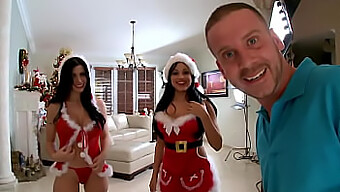 Bubble Butt Babe Rebeca Linares Og Abella Anderson I En Varm Julespecial