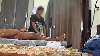 Một Tiếp Viên Spa Nhỏ Nhắn Bị Bất Ngờ Bởi Một Cái Dương Vật Đen Nhỏ