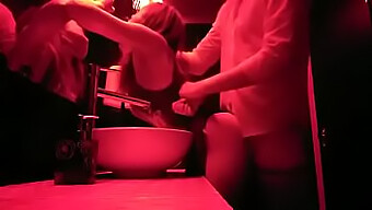 Vídeo De Un Encuentro Sexual En El Baño De Una Discoteca