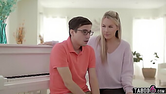 La Madura Pianista Bunny Madison Seduce A Su Joven Estudiante Con Su Amplio Pecho