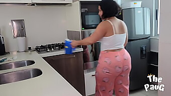 Casal Amador Desfruta De Sexo Na Cozinha Com Uma Latina Curvilínea.