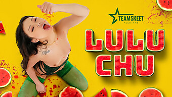 เตรียมตัวให้พร้อมสําหรับการขี่สุดมันส์ของ Lulu Chu ในตัวอย่างนี้