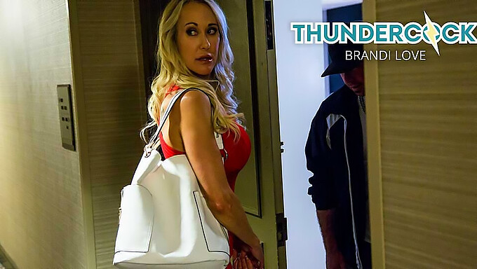 Stor Kuk Får En Blowjob Fra Forførende Milf Brandi Love I Bakfra