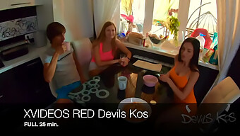 Les Jeunes Échangistes Explorent Leurs Désirs Avec Sasha Rose Et Devils Kos