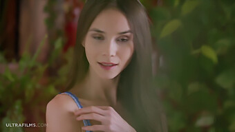 Leona Mia, Người Mẫu Tuyệt Đẹp, Trong Một Video Solo Cực Kỳ Nóng Bỏng