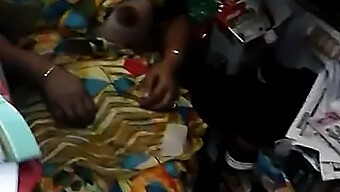 Tante Mallu Devient Intime Avec Son Petit Ami Dans Une Vidéo Maison