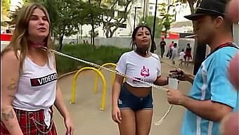 Des Femmes De Sao Paulo En Exhibitionnisme Marchent Avec Leurs Hommes