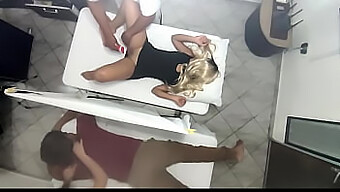 Uma Massagem Incrível Leva A Um Orgasmo Infiel Da Esposa E Ao Prazer Do Marido.