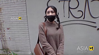 中国美女穿着高跟鞋和丝袜享受阴道性交