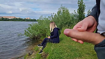 Un Homme Avec Un Gros Pénis S'Expose À Une Fille Seule Dans La Nature Et Aime Regarder Sa Réaction